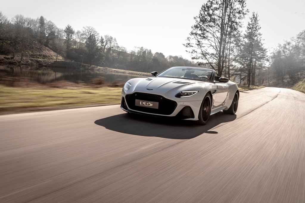 Aston Martin DBS Superleggera Volante Üstünü Açtı