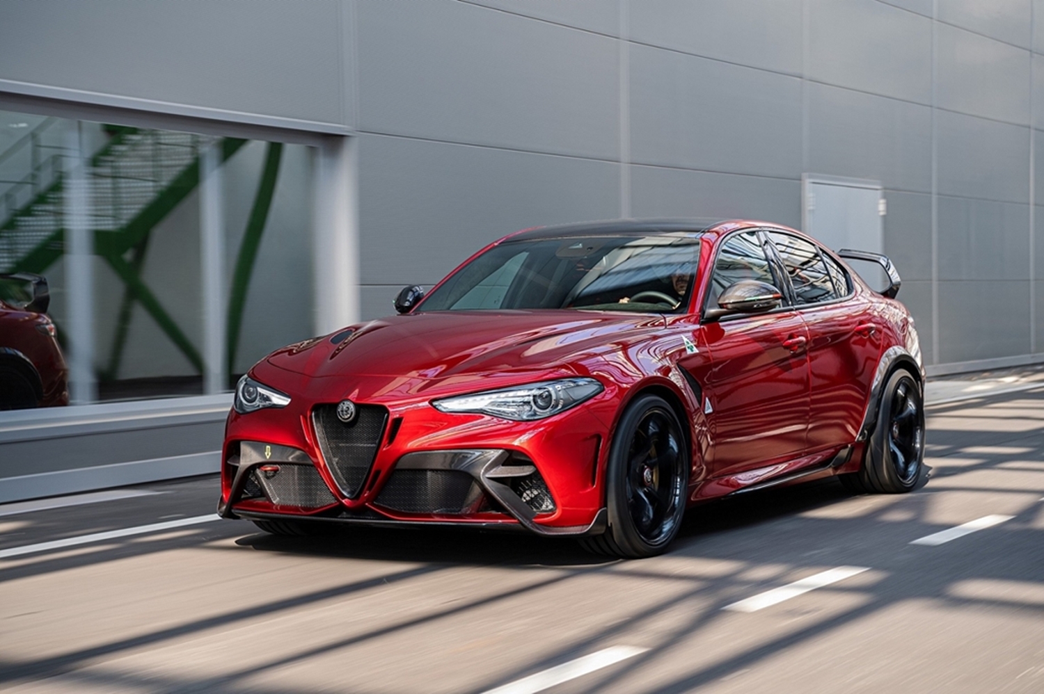 Alfa Romeo Giulia GTA 2020 modeli önden görünüş – 540 HP V6 motorlu yeni nesil efsane