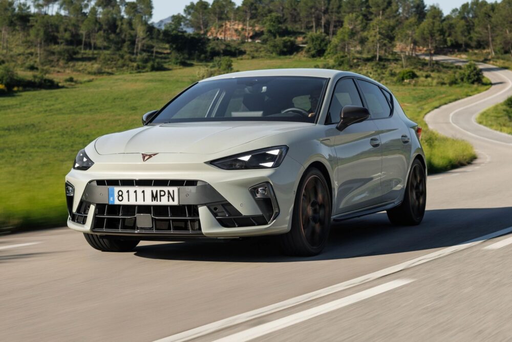 2026 Cupra Leon Hatch, Ekim Ayında Geliyor: Hibrit ve PHEV Seçenekleriyle Yollarda