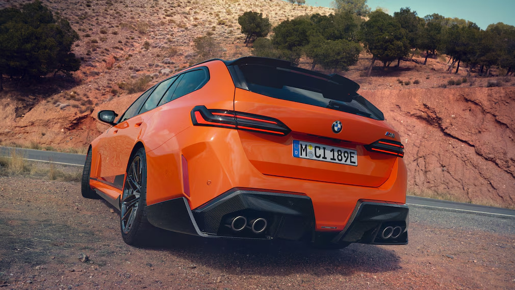 BMW, M5 Touring’i Daha da Agresif Hale Getiriyor: Karbon Dokunuşlar ve Daha Fazlası!