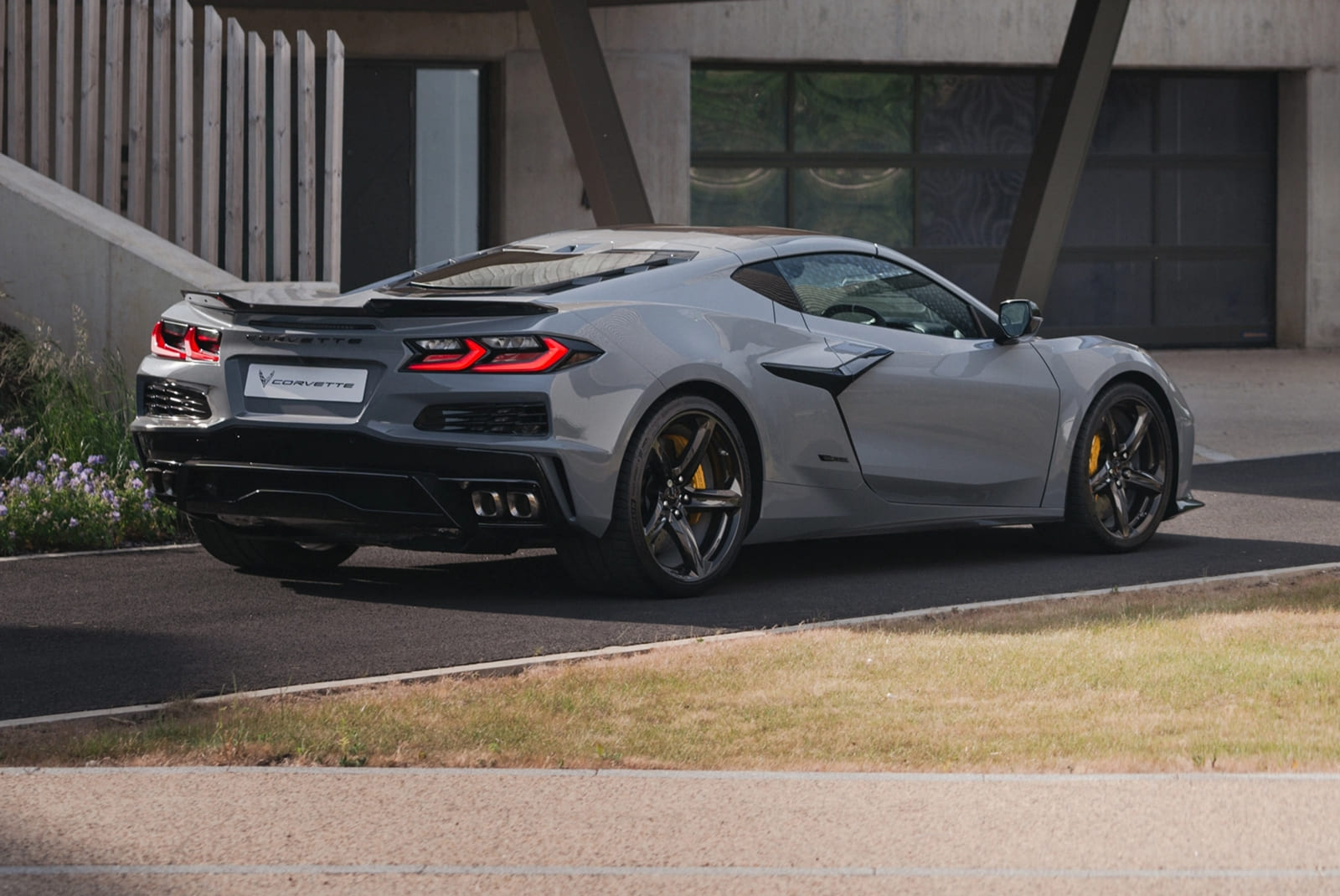 Corvette e-Ray Avrupa Yolcusu: V8 Hibrit Gücüyle Yeni Bir Dönem Başlıyor