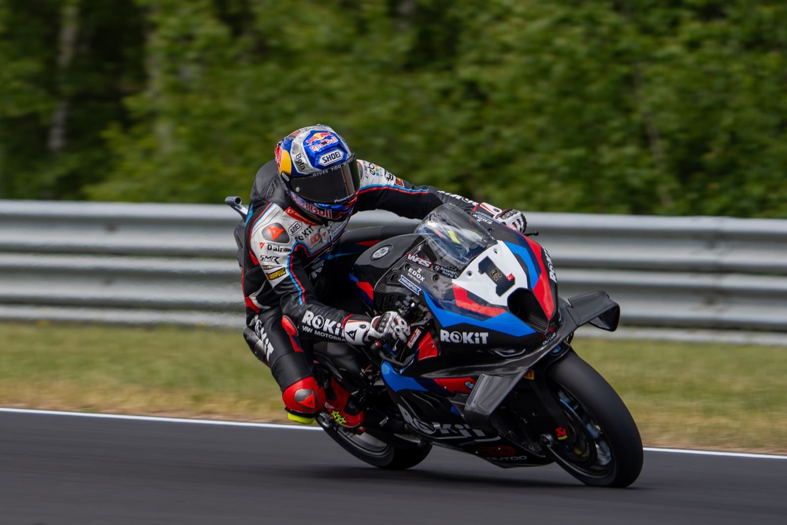 Toprak Razgatlıoğlu İngiltere’de Şov Yaptı: Donington Zaferiyle Şampiyonluk İçin Dev Adım!