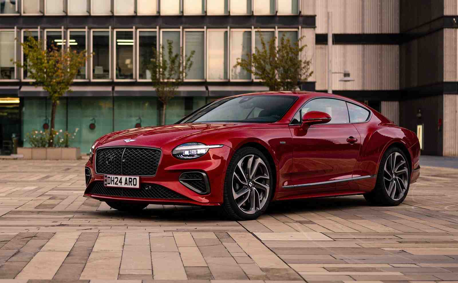 Bentley Continental Supersports 2026 saf V8 motor
