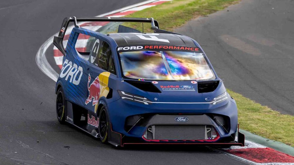 Ford Transit SuperVan Nürburgring Rekoru Kırdı: 2.000 Beygirlik Canavar!