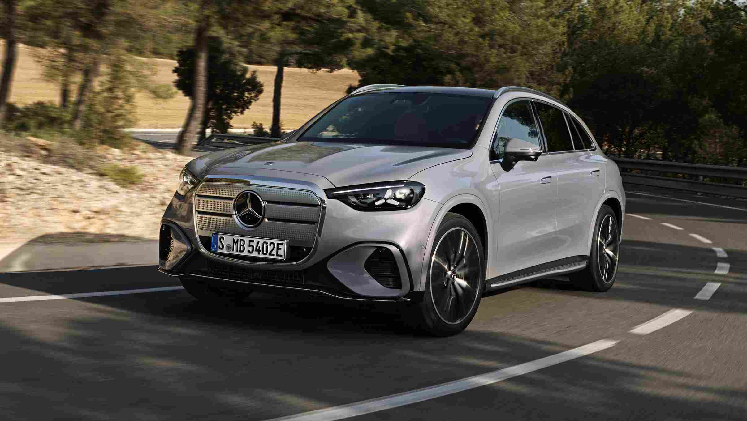 2027 Mercedes-Benz GLC EV Tanıtıldı: Dev Aydınlatmalı Panjur ve 39.1 İnçlik Dev Ekran