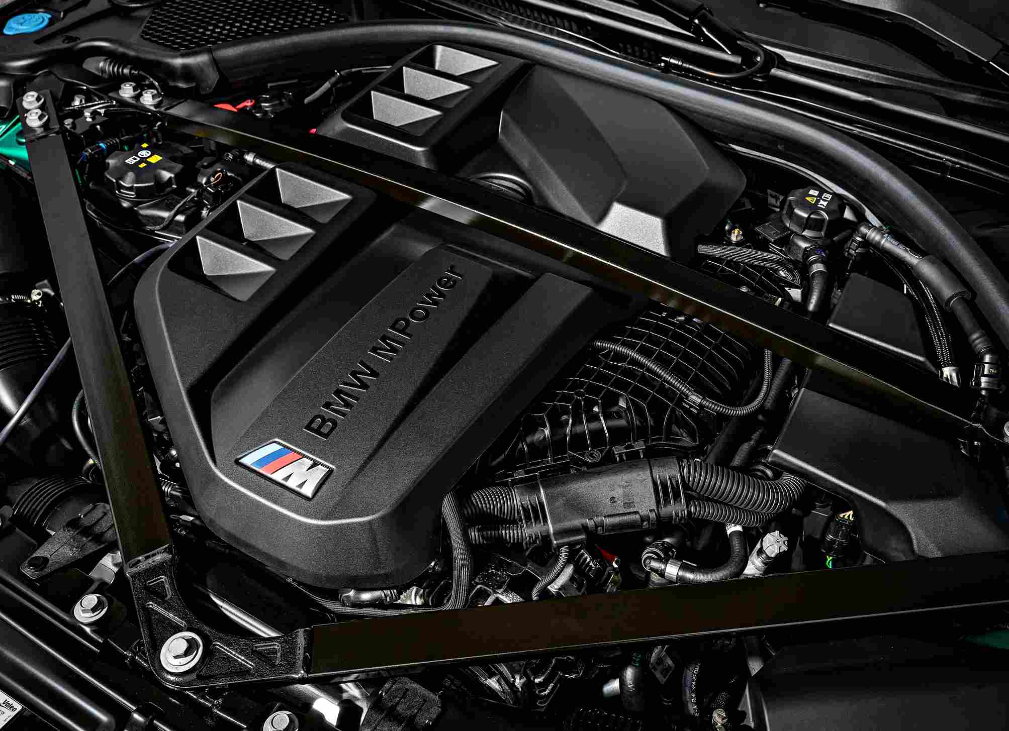 BMW Yönetiminden Sert Mesaj: Benzinli Araçlar Yolun Sonunda Değil!