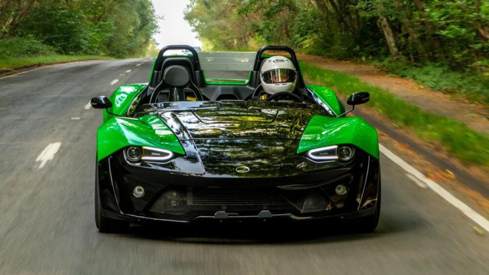 Zenos E10 RZ ön görünüm karbonfiber detaylı tasarım