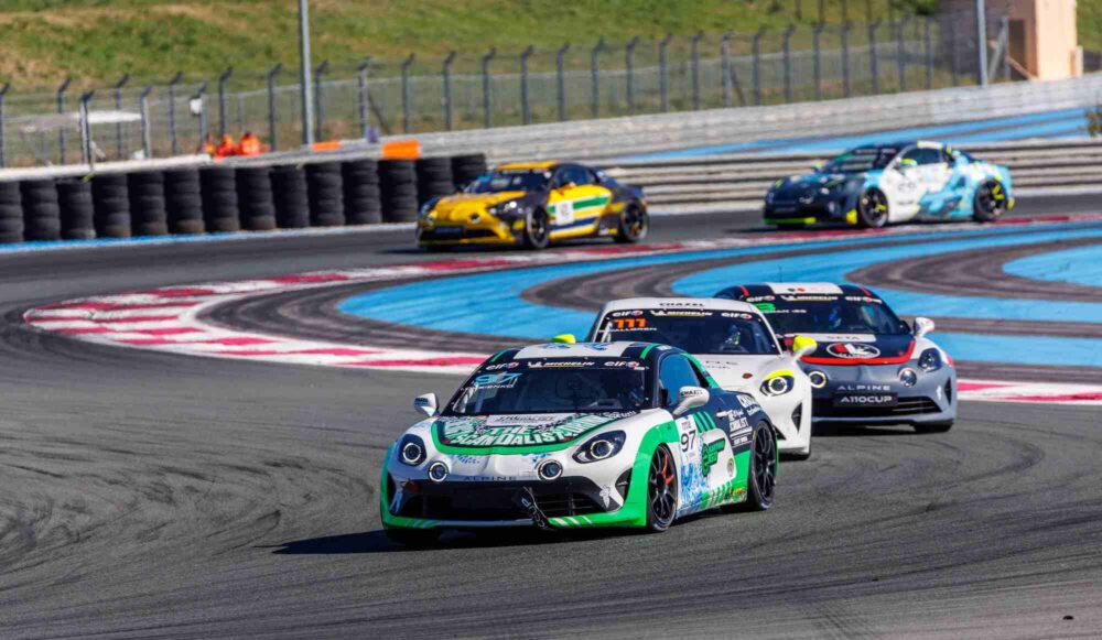 Circuit Paul Ricard’da çifte zafer kazanan Léo Jousset, Alpine ELF Cup Series 2025 sezonunu şampiyon olarak tamamladı.