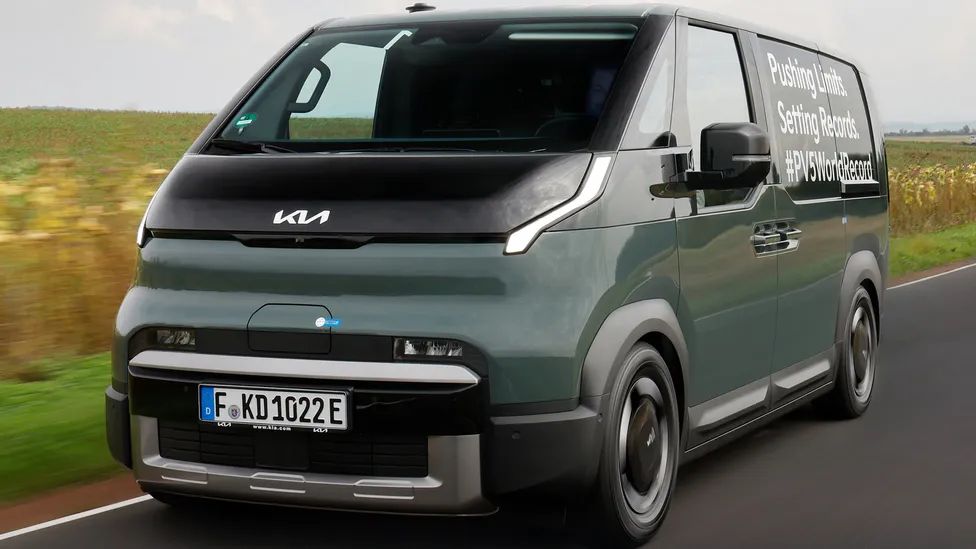 Kia PV5 Cargo Tek Şarjla 693 Kilometre Giderek Guinness Rekoru Kırdı