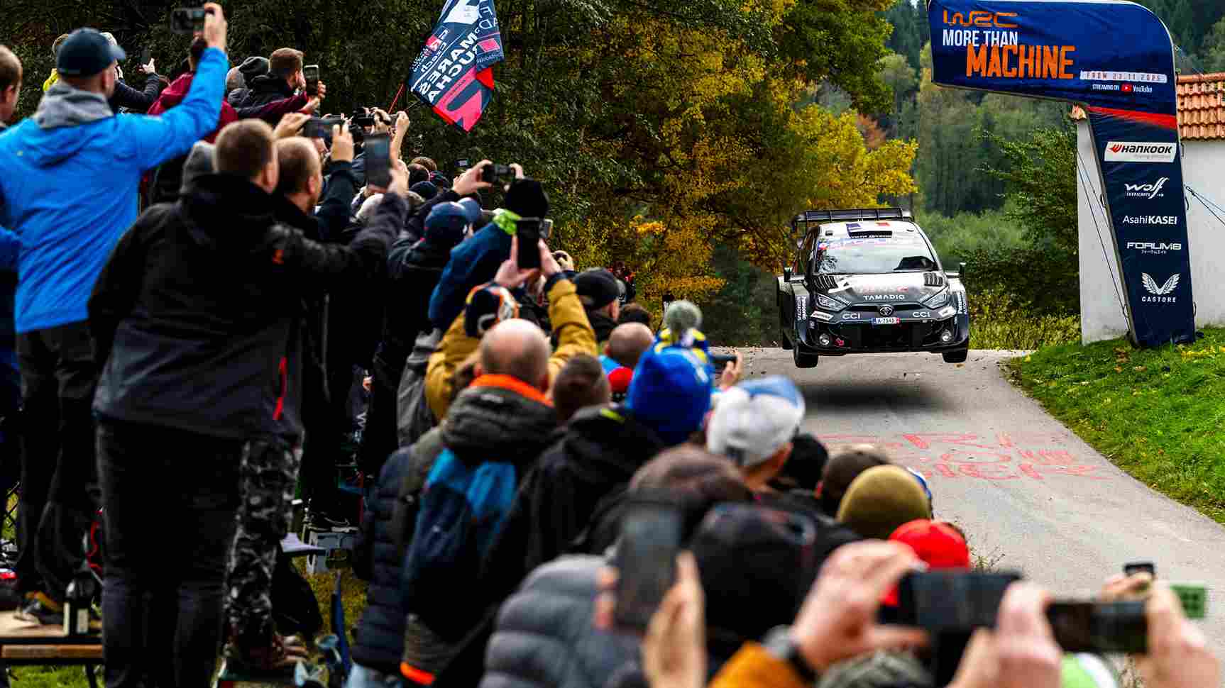 Ogier ve Rovanperä Arasında 0.6 Saniyelik Kıran Kırana Mücadele: Toyota Merkez Avrupa Rallisi’nde Zirveyi Ele Geçirdi