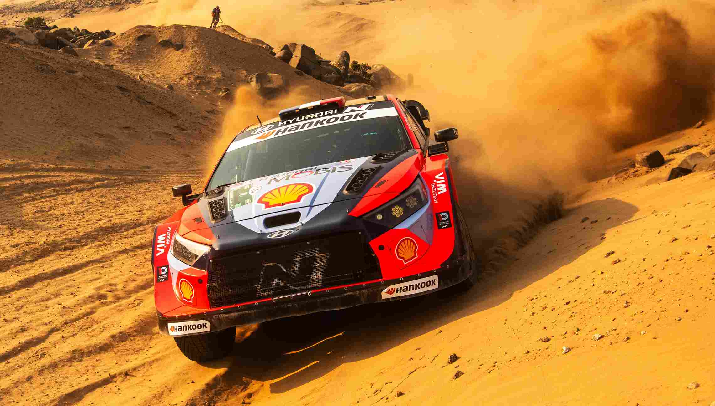 Fourmaux Çölde Liderliği Aldı: Ogier, Suudi Arabistan Rallisi’nin İlk Gününde Şampiyona Avantajını Ele Geçirdi