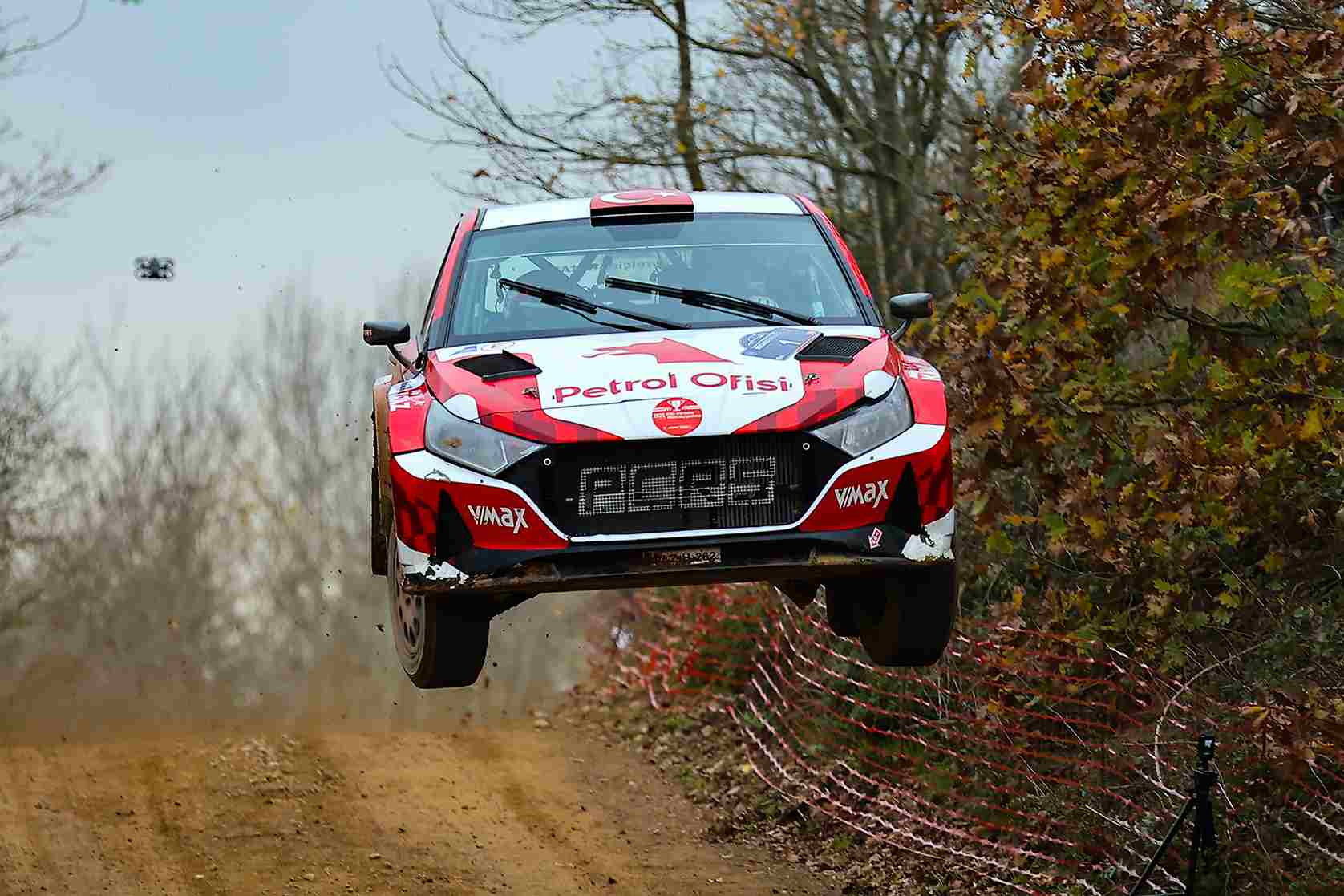 Kerem Kazaz Sezonu Zirvede Kapattı: 42. Kocaeli Rallisi’nde Zafer, Şampiyonluk ve Genç Pilot Birinciliği Bir Arada