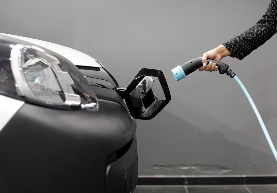 AB Geri Adım Attı Ama Yön Değişmedi: Avrupa’nın Otomotiv Geleceği Yine Elektrik